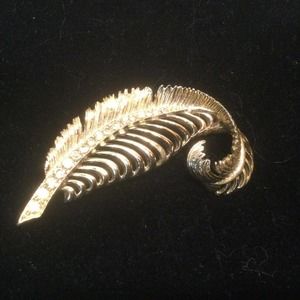 VTG Gold Tone Openwork Crystal Rhinestone Curved Feather Plume Brooch Lapel Pin